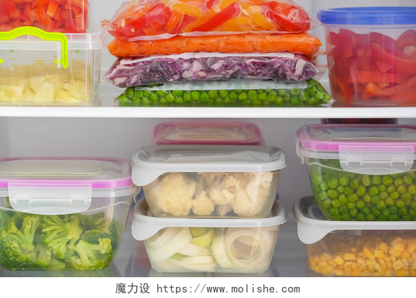 冰箱里的蔬菜摆放整齐冰箱内装有蔬菜的集装箱和塑料袋，特写镜头